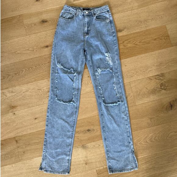 PrettyLittleThing Tall - Distressed Cut Out Knee Jeans in Light Wash Blue - Picture 1 of 4